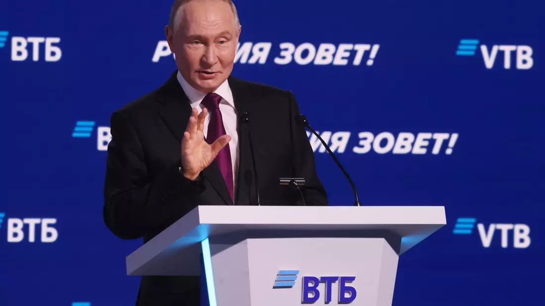 Der russische Präsident Wladimir Putin wirft den Europäern vor, eine friedliche Lösung Ukraine-Konflikts zu verhindern. - Bild: Sergei Ilnitsky/EPA Pool via AP/dpa