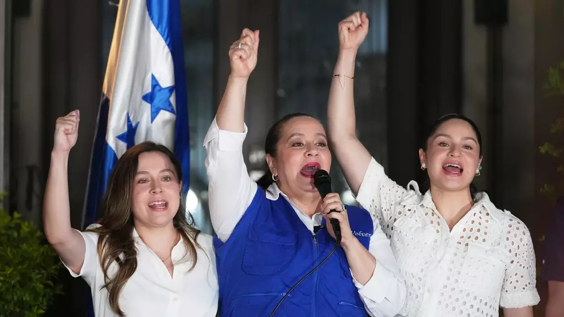 Ana García freute sich über Trumps Ankündigung, ihren Ehemann zu begnadigen. (Archivbild) - Bild: Moises Castillo/AP/dpa