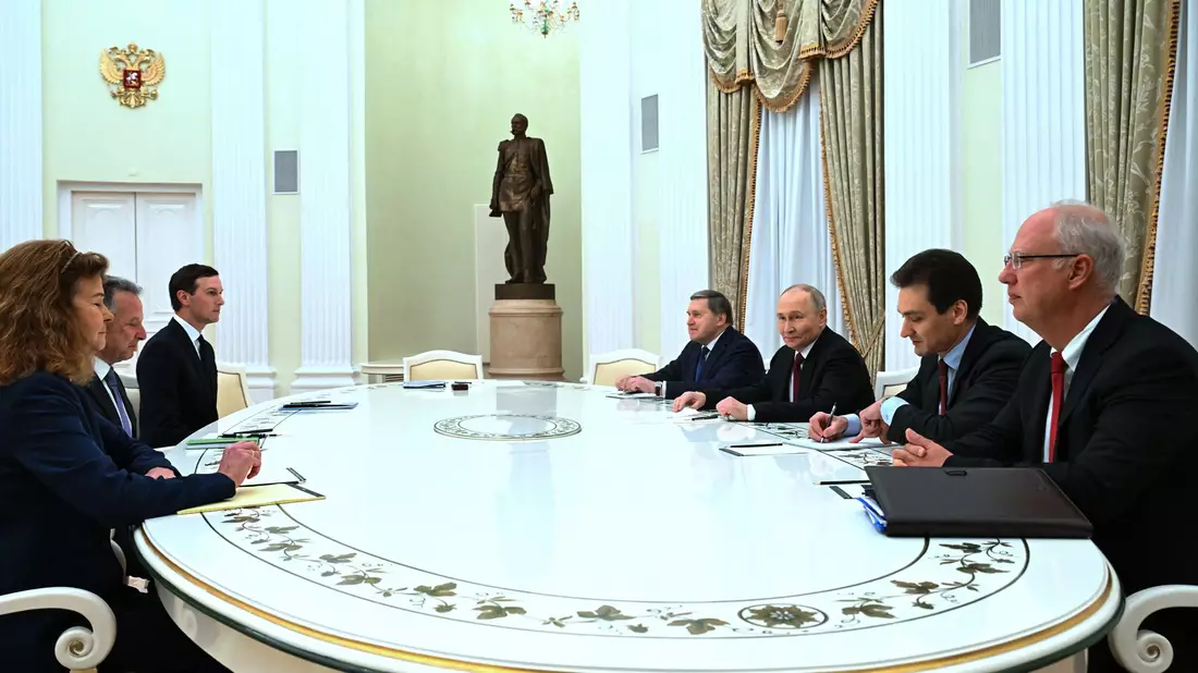 Witkoff (M) und Kushner (r) waren am Dienstag für Ukraine-Verhandlungen zu Gast im Kreml.  - Bild: Kristina Kormilitsyna/Sputnik, Kremlin Pool via AP/dpa