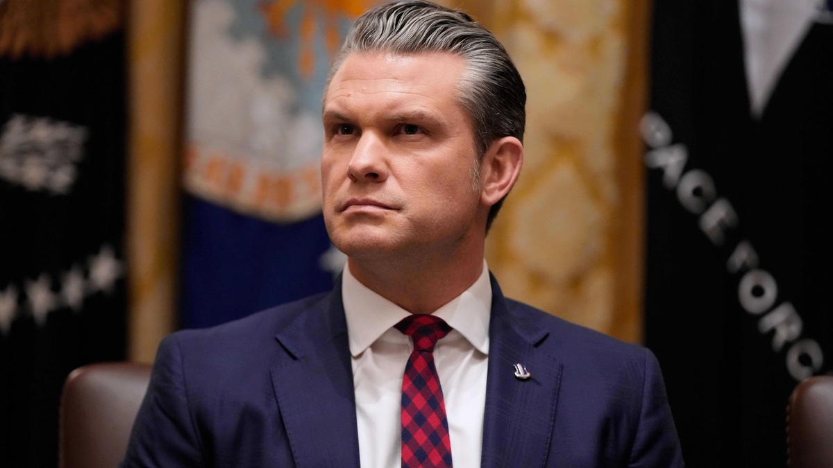 Steht wegen verschiedener Angelegenheiten in der Kritik - Pentagon-Chef Hegseth. (Archivbild) - Foto: Julia Demaree Nikhinson/AP/dpa