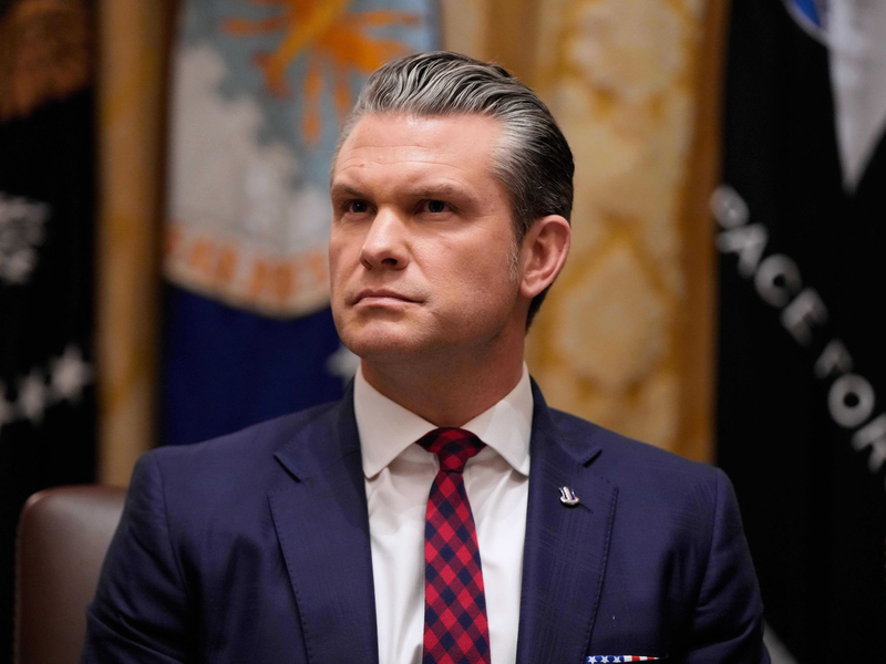Steht wegen verschiedener Angelegenheiten in der Kritik - Pentagon-Chef Hegseth. (Archivbild) - Foto: Julia Demaree Nikhinson/AP/dpa