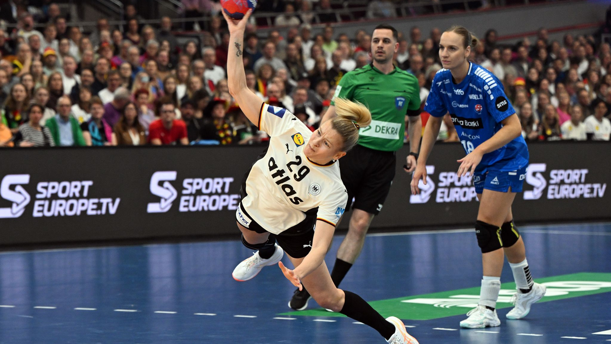 Trotz vieler leerer Plätze: gute Stimmung bei den deutschen Fans. - Foto: Federico Gambarini/dpa