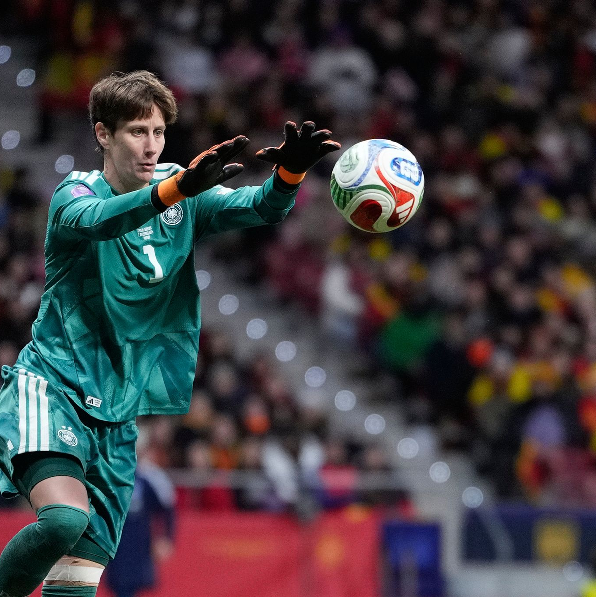 Hielt oft gut, aber gegen Spanien nicht fehlerlos: Ann-Katrin Berger. - Foto: Bernat Armangue/AP/dpa