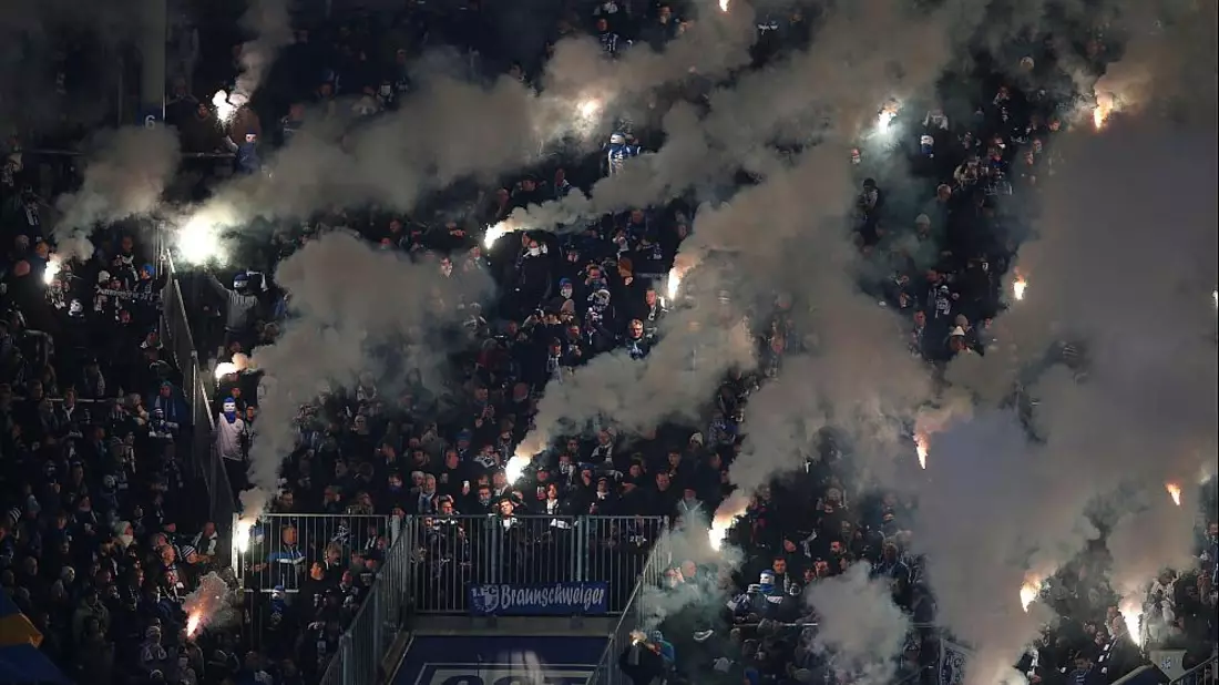 Fans mit Pyrotechnik am 29.11.2025 - Bild: über dts Nachrichtenagentur