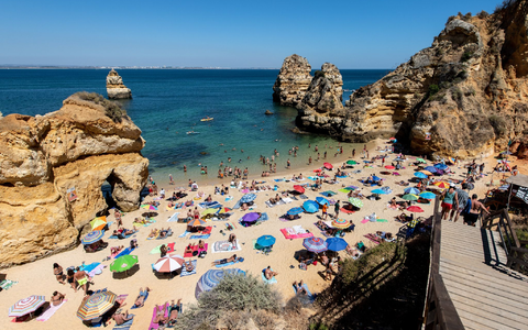 Wer eine Pauschalreise bucht, soll künftig mehr Rechte haben. (Symbolbild)  - Foto: Matthias Balk/dpa/dpa-tmn