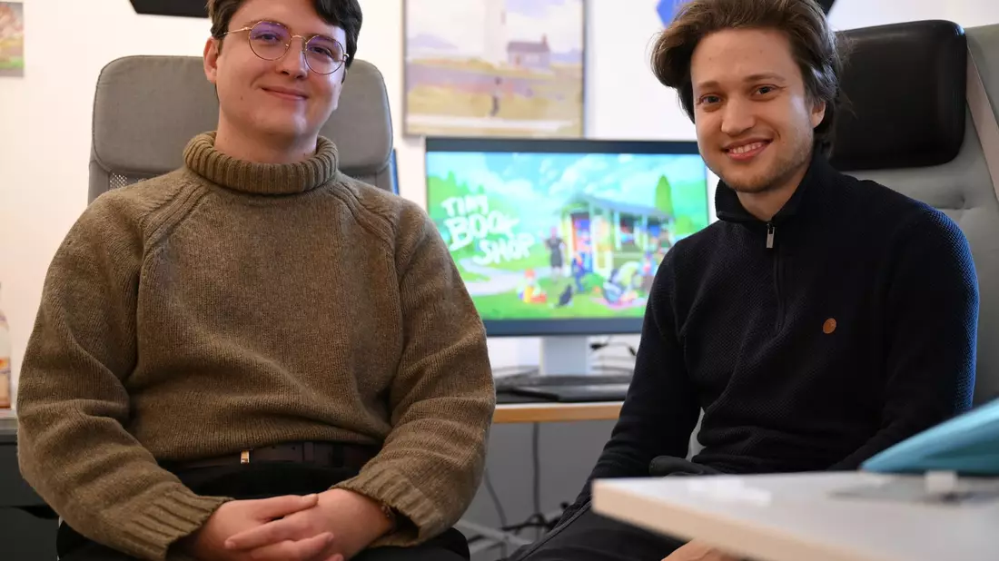 Entwickler David Zapfe-Wilde (links) hat 2021 mit seinem Studienkollegen Raven Rusch (29) das Independent-Studio Neoludic gegründet. - Bild: Wolf von Dewitz/dpa