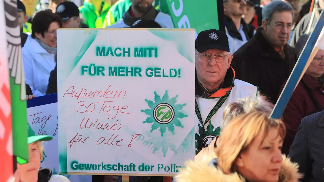 Seit Jahren treten Länderbeschäftigte für mehr Gehalt und bessere Bedingungen ein, wie hier 2013 in Magdeburg. (Archivfoto) - Bild: picture alliance / dpa