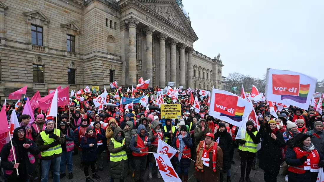 In vielen Städten demonstrierten Lehrkräfte und andere Landesbeschäftigte bei der Vorgängerrunde 2023 für die damalige Forderung 10,5 Prozent mehr Gehalt - etwa in Leipzig. (Archivfoto) - Bild: Hendrik Schmidt/dpa