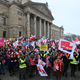 In vielen Städten demonstrierten Lehrkräfte und andere Landesbeschäftigte bei der Vorgängerrunde 2023 für die damalige Forderung 10,5 Prozent mehr Gehalt - etwa in Leipzig. (Archivfoto) - Foto: Hendrik Schmidt/dpa