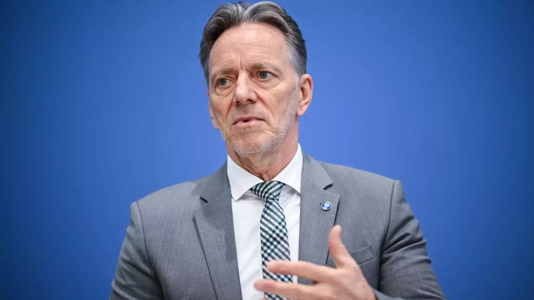 Der Präsident des Bundeskriminalamts, Holger Münch, appelliert an die Innenministerkonferenz, sich mit Blick auf die Landtagswahlen im kommenden Jahr mit der Frage zu beschäftigen, wer Zugang zu welchen Daten der Sicherheitsbehörden hat. (Archivbild) - Bild: Britta Pedersen/dpa