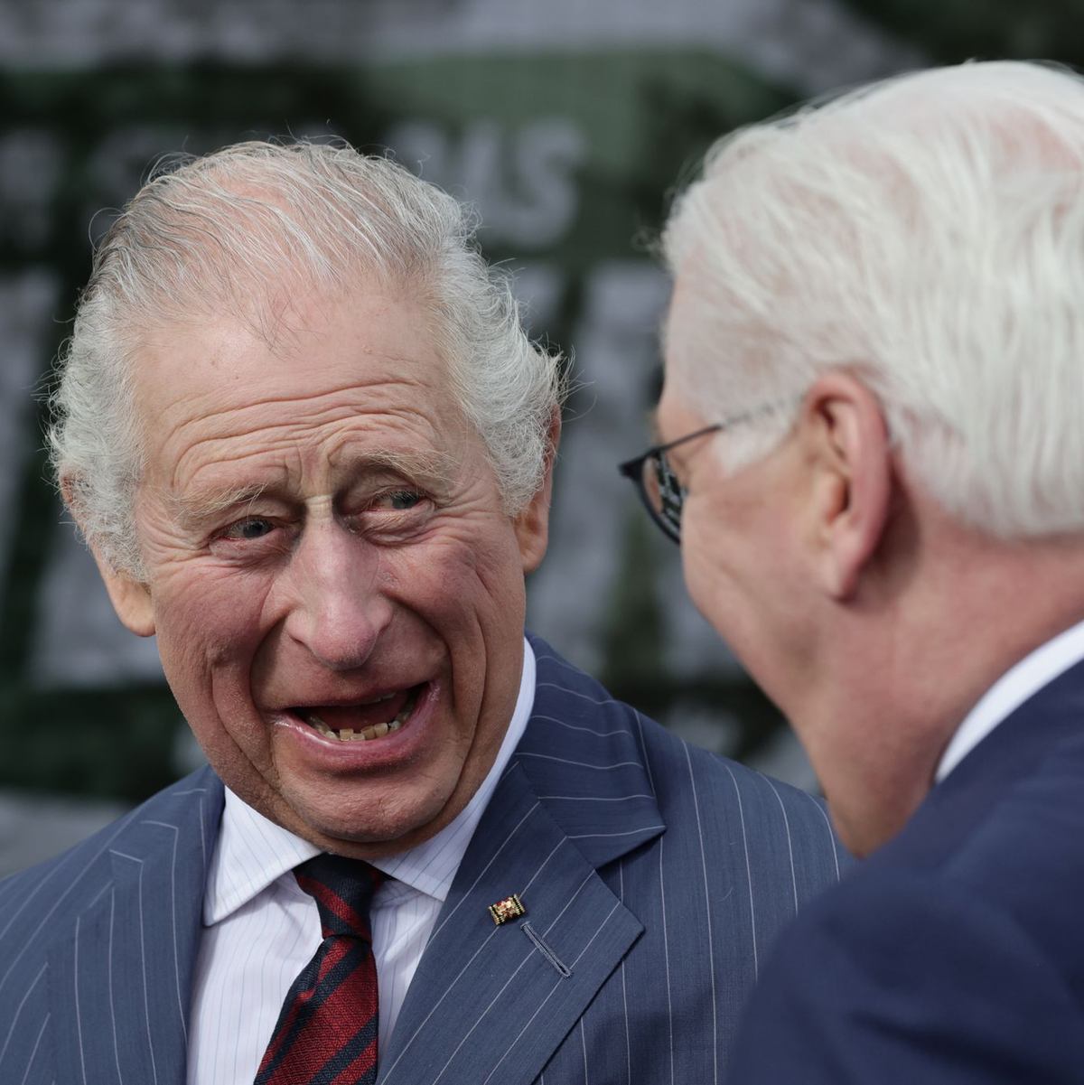 Gilt als herzlich - das Verhältnis von Bundespräsident Steinmeier und König Charles III. - Foto: Jens Schlueter/POOL/AFP