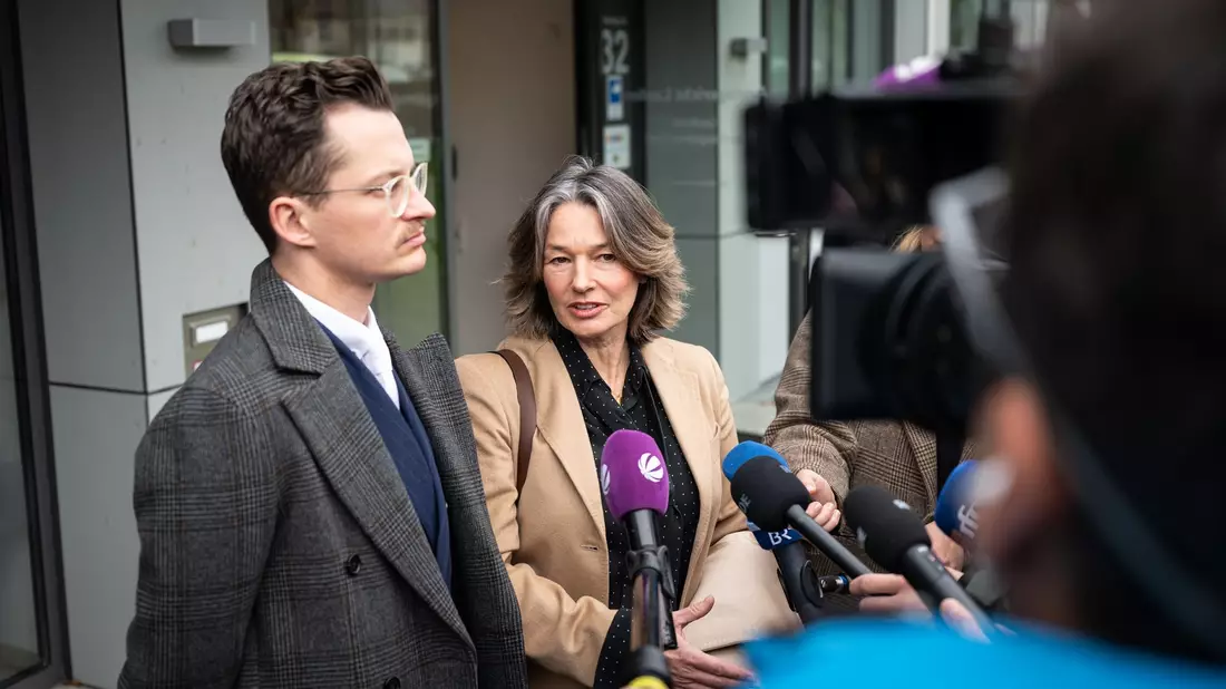 Die Anwälte des Angeklagten, Yves Georg und Regina Rick, forderten nach dem Urteil weitere Konsequenzen. - Bild: Lukas Barth-Tuttas/dpa