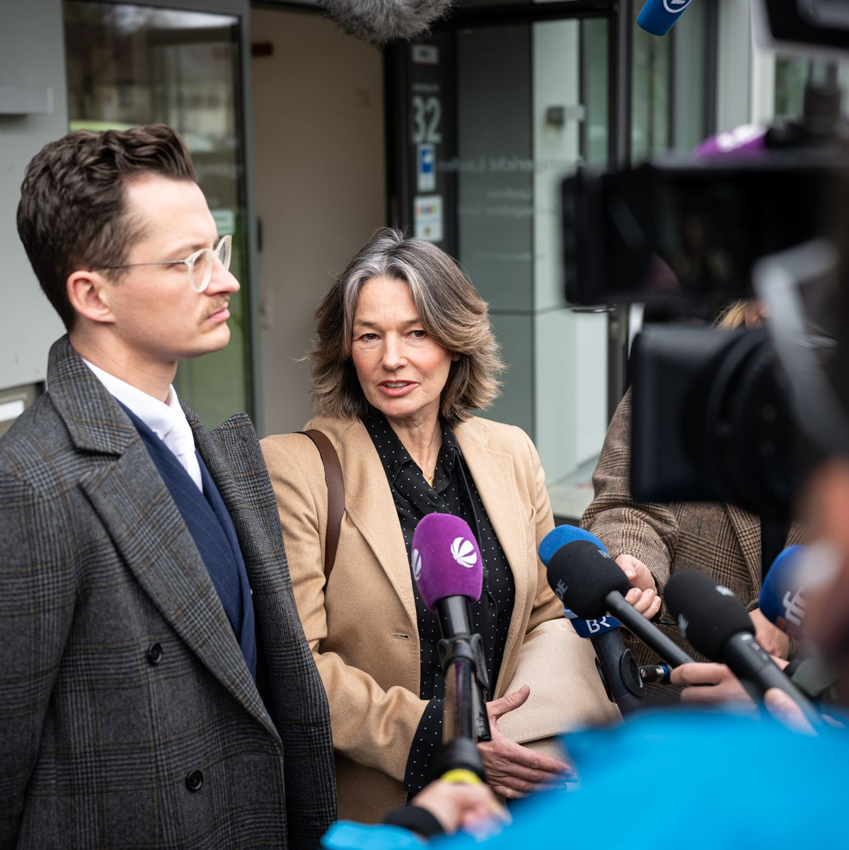 Die Anwälte des Angeklagten, Yves Georg und Regina Rick, forderten nach dem Urteil weitere Konsequenzen. - Foto: Lukas Barth-Tuttas/dpa