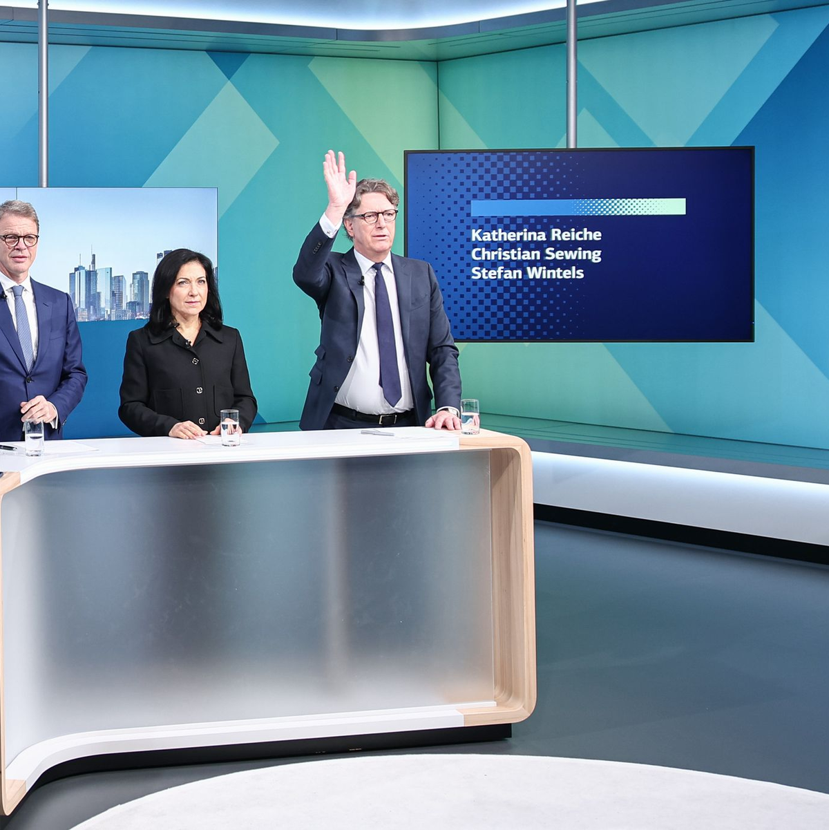 Reiche trat mit Deutsche-Bank-Chef Sewing (links) und KfW-Chef Wintels vor die Kameras - Foto: Hannes P. Albert/dpa