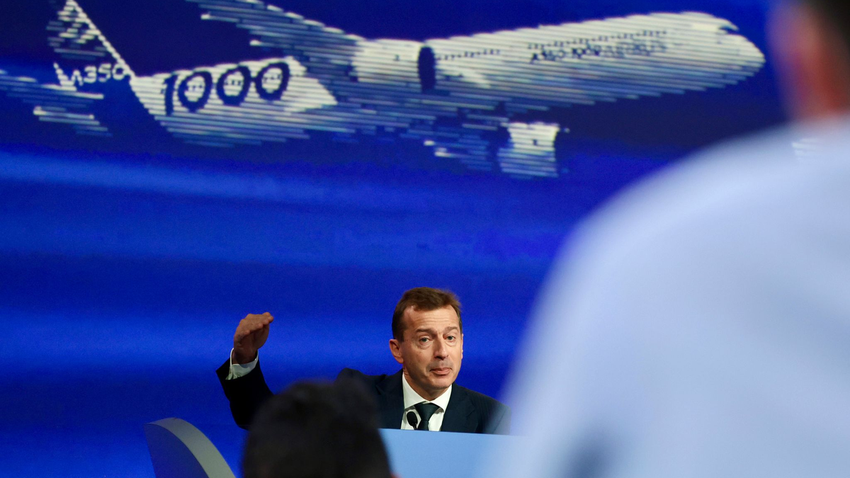 Kann sein ursprüngliches Auslieferungsziel erneut nicht halten: Airbus-Chef Guillaume Faury. (Archivbild) - Foto: Fred Scheiber/AP