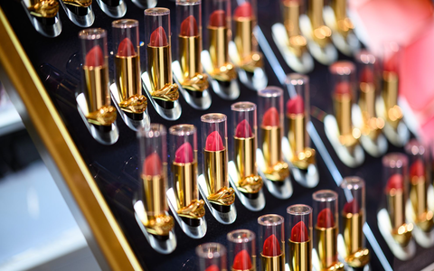 18 Milliarden Euro haben die Menschen in Deutschland im laufenden Jahr für Schönheitspflegeprodukte aus heimischer Produktion ausgegeben - 6,3 Prozent mehr als ein Jahr zuvor. (Symbolbild) - Foto: Daniel Reinhardt/dpa