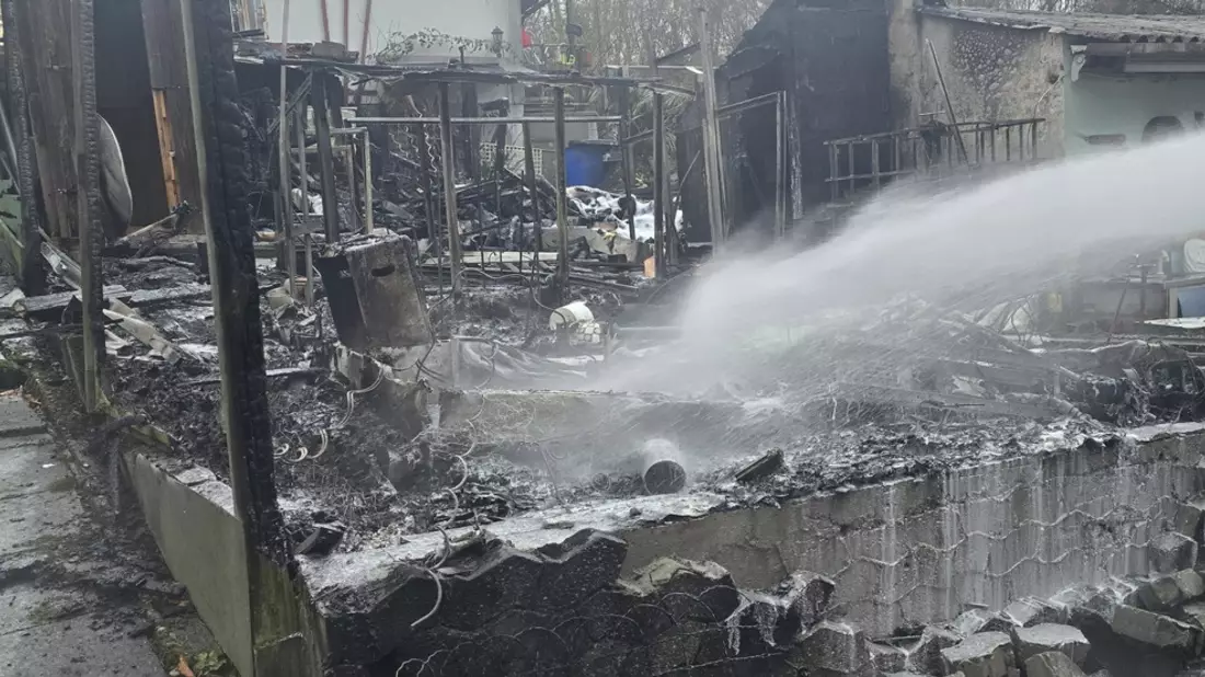 FW-Heiligenhaus: Gartenlaube in Kleingartenanlage brennt - Feuerwehr verhindert Übergreifen auf weiteres Gebäude - Bild: presseportal.de