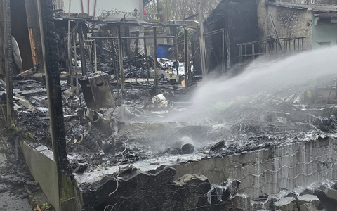 FW-Heiligenhaus: Gartenlaube in Kleingartenanlage brennt - Feuerwehr verhindert Übergreifen auf weiteres Gebäude - Foto: presseportal.de
