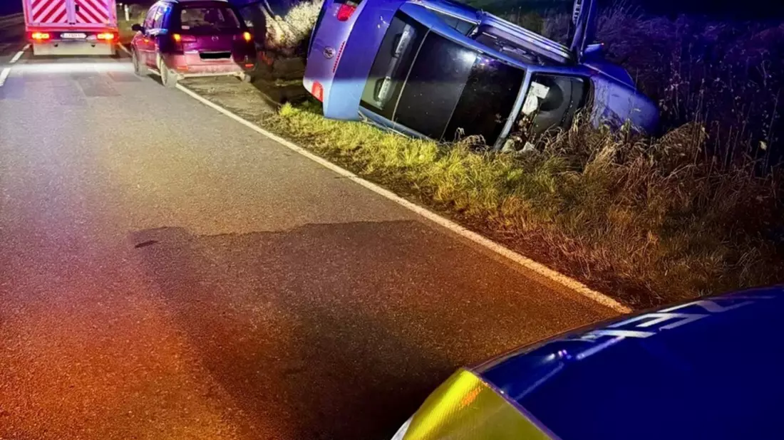 POL-HI: Ersthelfer befreien 19-Jährigen aus verunfalltem Pkw auf der K 404 - Bild: presseportal.de