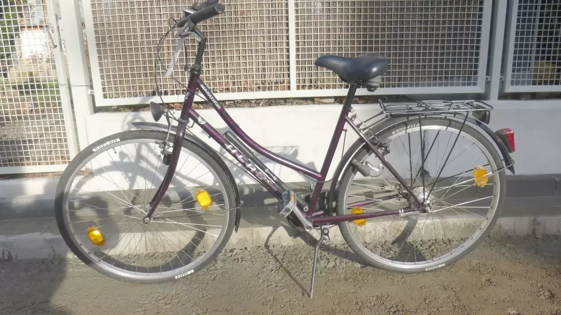 POL-GÖ: (391/2025) Unklare Lage nach Alarmauslösung in Volksbank - Unbekannte männliche Person flüchtet. Hinweise zu zurückgelassenem Fahrrad und Sackkarre erbeten - Bild: presseportal.de