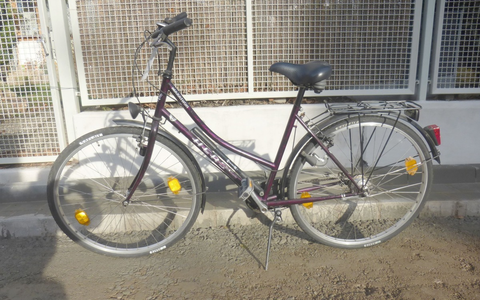 POL-GÖ: (391/2025) Unklare Lage nach Alarmauslösung in Volksbank - Unbekannte männliche Person flüchtet. Hinweise zu zurückgelassenem Fahrrad und Sackkarre erbeten - Foto: presseportal.de