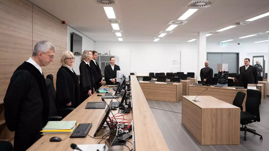 Der Prozess am OLG Dresden richtet sich gegen eine mutmaßliche Vertraute und Unterstützerin des rechten Terrortrios NSU. - Bild: Sebastian Kahnert/dpa POOL/dpa