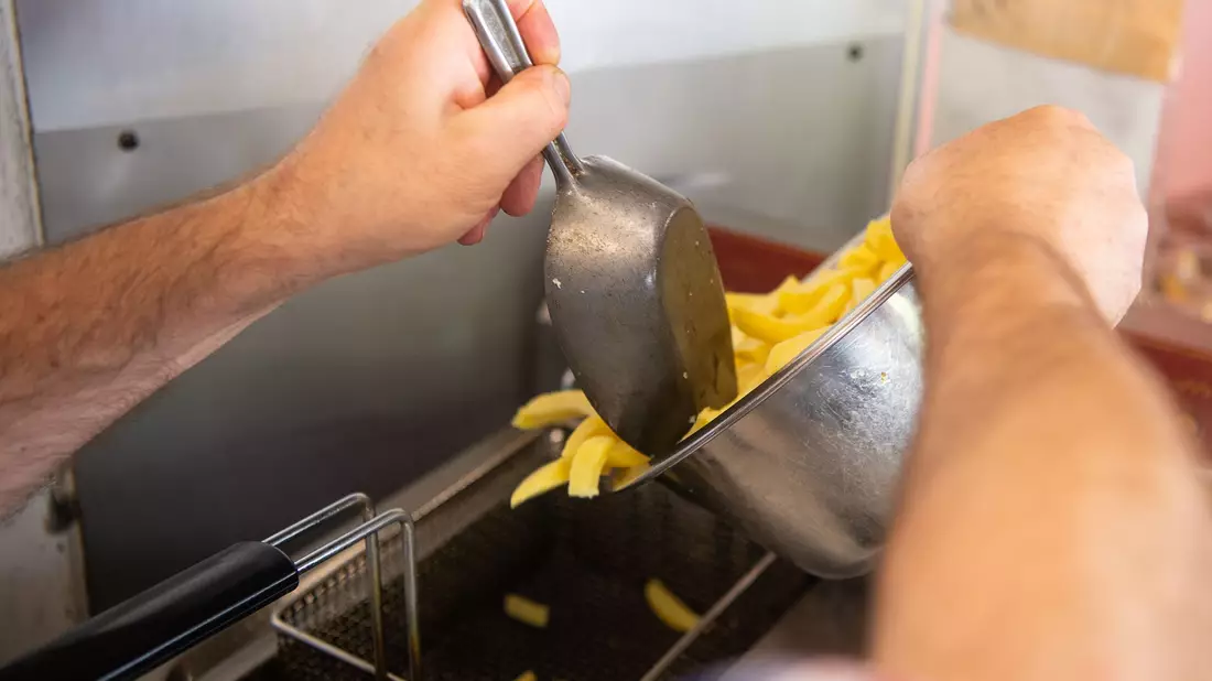 Altes Fett und Öl etwa aus Fritteusen der Gastronomie ist ein begehrtes Diebesgut. (Archivbild) - Bild: Sebastian Gollnow/dpa