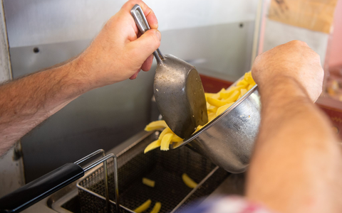 Altes Fett und Öl etwa aus Fritteusen der Gastronomie ist ein begehrtes Diebesgut. (Archivbild) - Foto: Sebastian Gollnow/dpa