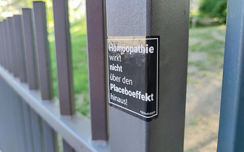 Aufkleber-Kampagne gegen Homöopathie (Archiv) - Foto: über dts Nachrichtenagentur