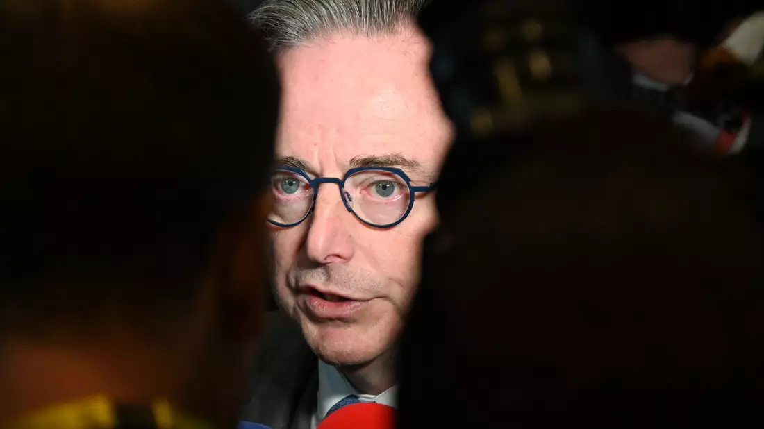 Hält das von der Kommission geplante Vorgehen für grundsätzlich falsch: der belgische Premierminister Bart De Wever. (Archivbild) - Bild: Ansgar Haase/dpa