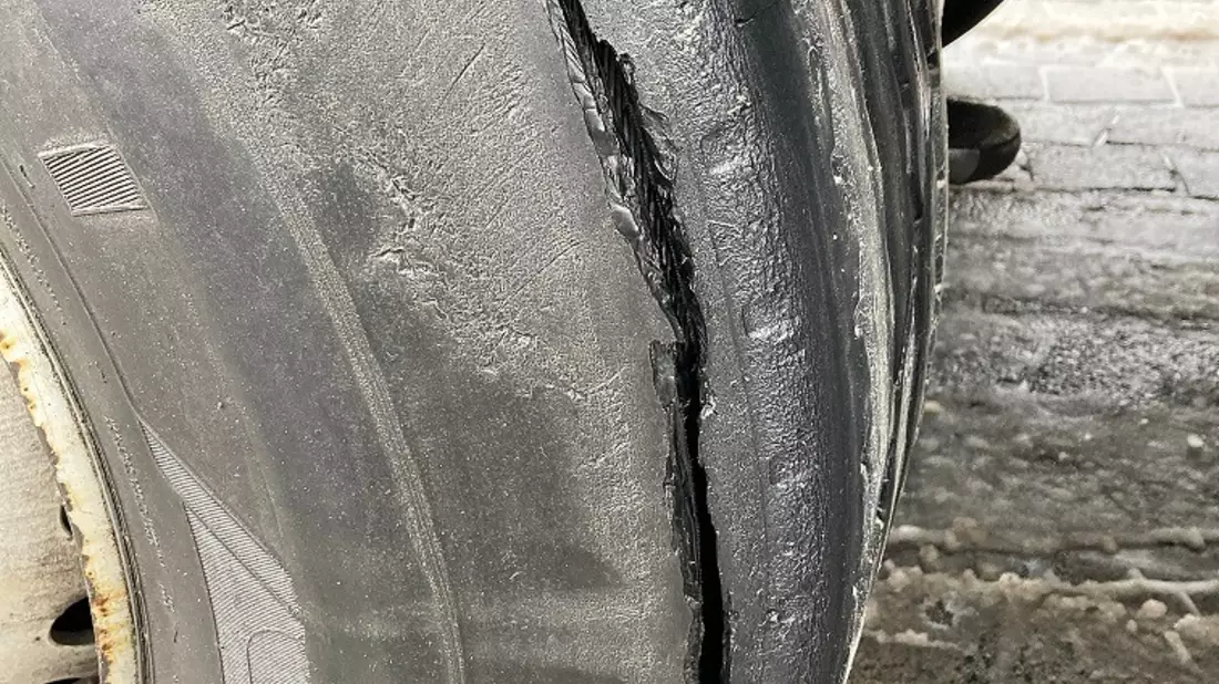 Mittelhessen: MARBURG-BIEDENKOPF: Verkehrspolizisten stoppen zwei Sattelzüge + Hakenkreuze auf Gehweg gesprüht + Jaguar zerkratzt + Photobox auf Weihnachtsmarkt aufgebrochen + schwerer Unfall auf der B453 - Bild: presseportal.de