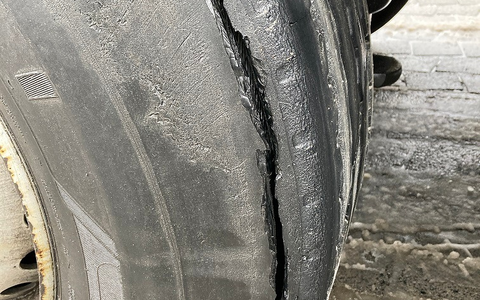 Mittelhessen: MARBURG-BIEDENKOPF: Verkehrspolizisten stoppen zwei Sattelzüge + Hakenkreuze auf Gehweg gesprüht + Jaguar zerkratzt + Photobox auf Weihnachtsmarkt aufgebrochen + schwerer Unfall auf der B453 - Foto: presseportal.de