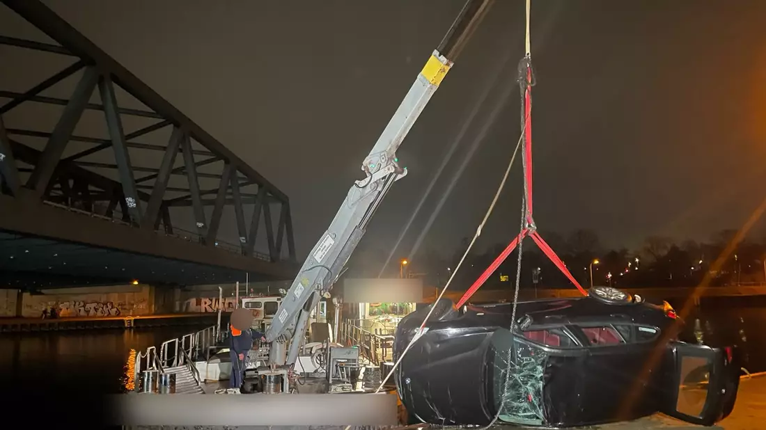 POL-DU: Duisburg/Oberhausen: Zwei gestohlene Autos im Rhein-Herne-Kanal versenkt - Kriminalpolizei ermittelt zu den Hintergründen und sucht Zeugen - Bild: presseportal.de