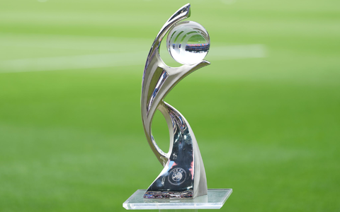 Die Trophäe für die Fußball-EM der Frauen. - Foto: Martin Meissner/AP/dpa