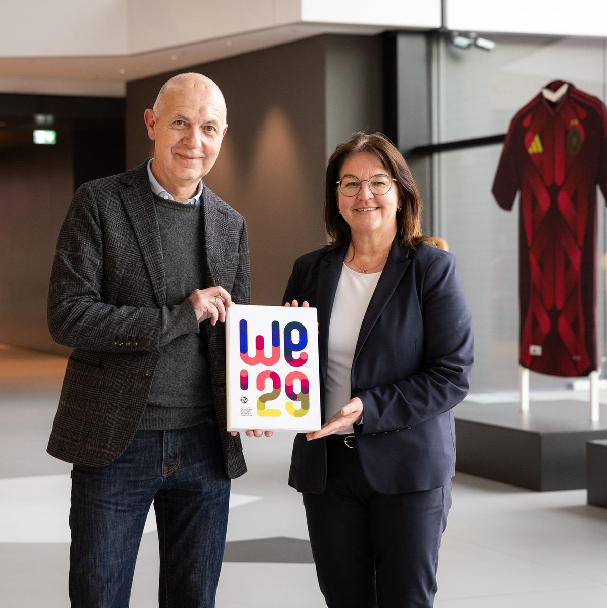 Die DFB-Spitzenfunktionäre Bernd Neuendorf und Heike Ullrich dürfen sich über den Zuschlag für die EM 2029 freuen. (Archivbild) - Foto: Yuliia Perekopaiko/DFB/dpa