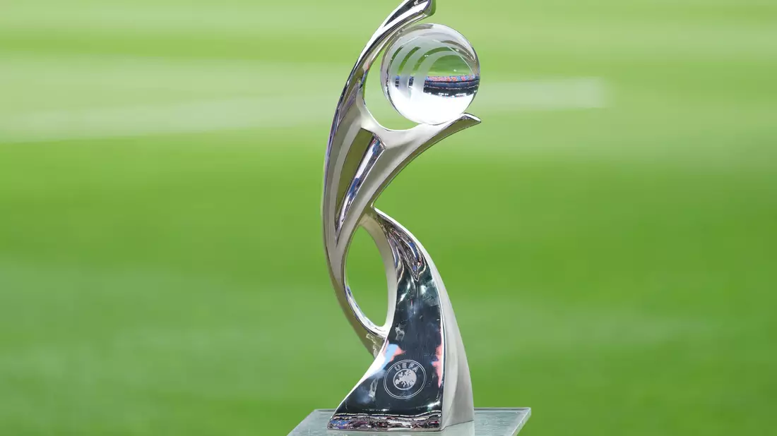 Um diese Trophäe geht es. (Archivbild) - Bild: Martin Meissner/AP/dpa