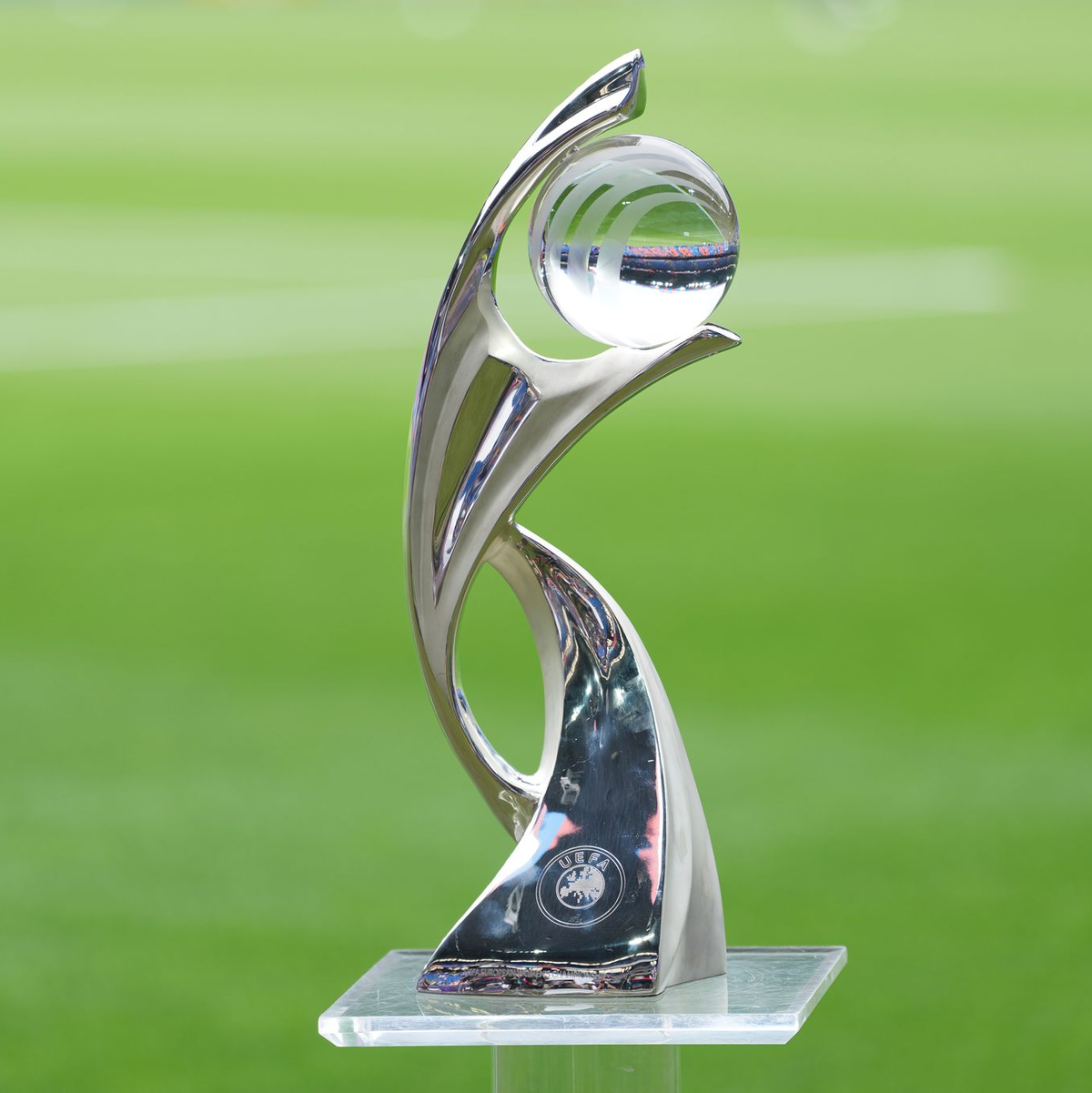 Um diese Trophäe geht es. (Archivbild) - Foto: Martin Meissner/AP/dpa