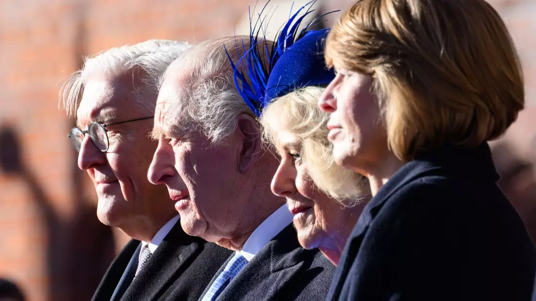 Dem Bundespräsidenten und seiner Frau wurden Objekte aus der Königlichen Sammlung präsentiert.  - Bild: Bernd von Jutrczenka/dpa