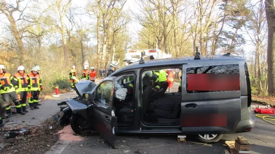 POL-ROW: ++ Schwerer Verkehrsunfall auf der B 74 bei Bremervörde: Zwei Personen verletzt ++ - Bild: presseportal.de