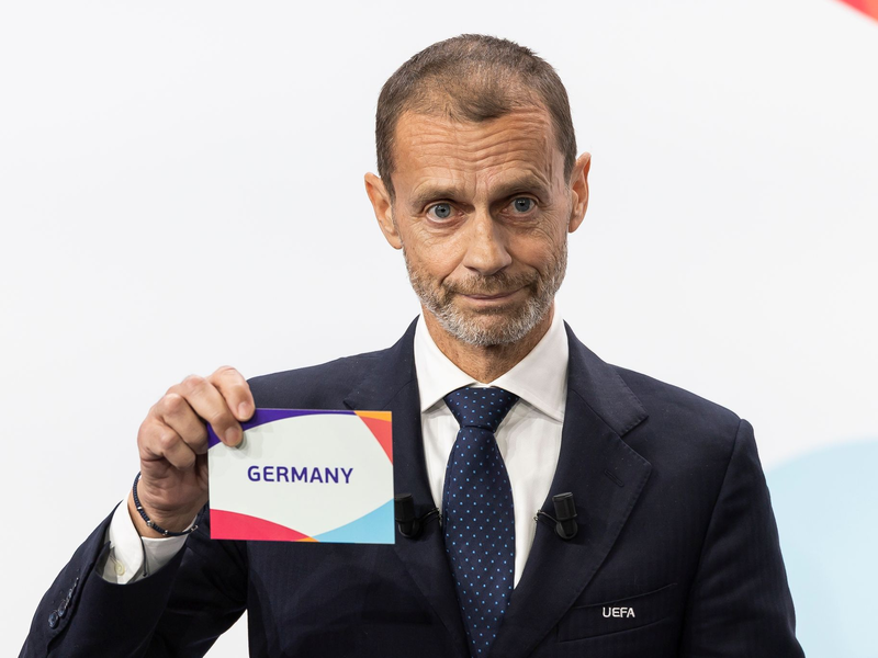 UEFA-Chef Ceferin gratuliert dem DFB-Präsidenten Neuendorf. - Foto: Cyril Zingaro/KEYSTONE/dpa