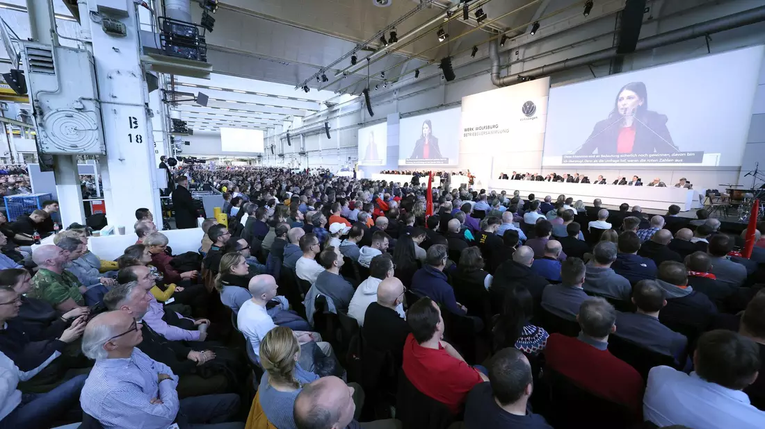 Die Betriebsratsvorsitzende Daniela Cavallo berichtete vor Tausenden Beschäftigten in Halle 11 über die Stimmung in der Belegschaft.  - Bild: Kevin Nobs/VW-Betriebsrat/dpa