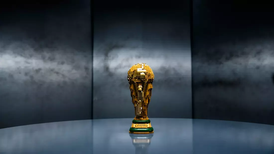Die ultimative Trophäe des Weltfußballs zum Nachbauen: LEGO Gruppe und FIFA Fußball-Weltmeisterschaft 2026(TM) gehen Partnerschaft ein - Bild: presseportal.de