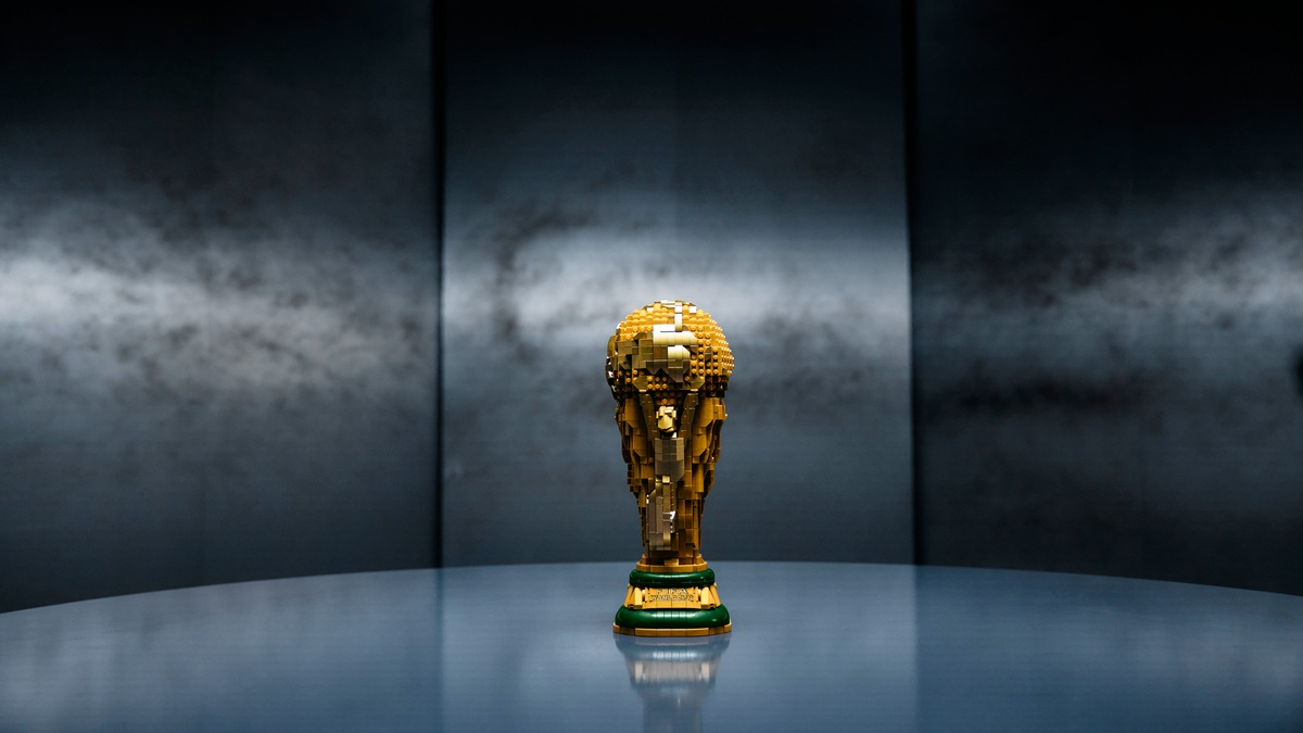 Die ultimative Trophäe des Weltfußballs zum Nachbauen: LEGO Gruppe und FIFA Fußball-Weltmeisterschaft 2026(TM) gehen Partnerschaft ein - Foto: presseportal.de