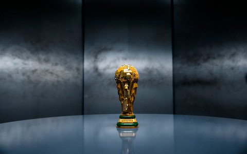 Die ultimative Trophäe des Weltfußballs zum Nachbauen: LEGO Gruppe und FIFA Fußball-Weltmeisterschaft 2026(TM) gehen Partnerschaft ein - Foto: presseportal.de