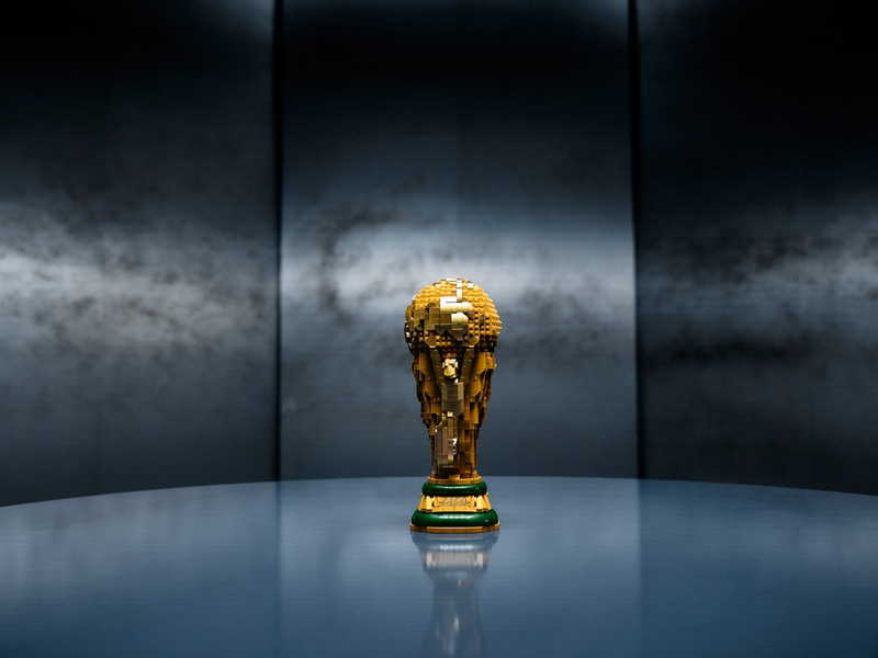 Die ultimative Trophäe des Weltfußballs zum Nachbauen: LEGO Gruppe und FIFA Fußball-Weltmeisterschaft 2026(TM) gehen Partnerschaft ein - Foto: presseportal.de