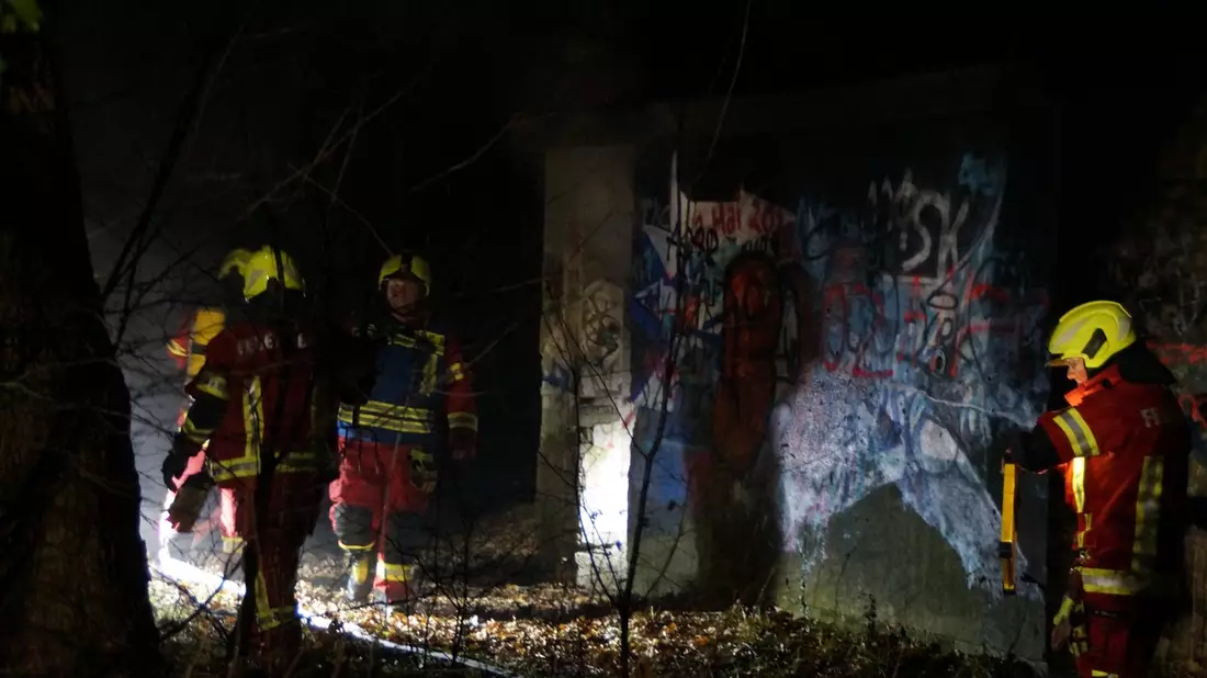 FW Wathlingen: Feuer in ehemaligem Trafohäuschen - Ortsfeuerwehr Wathlingen im Einsatz - Bild: presseportal.de