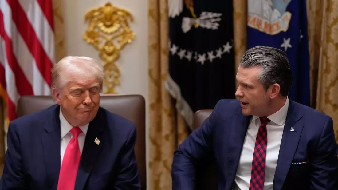 Wird Pentagon-Chef Hegseth zunehmend zur innenpolitischen Belastung für Präsident Trump? (Archivbild) - Bild: Julia Demaree Nikhinson/AP/dpa