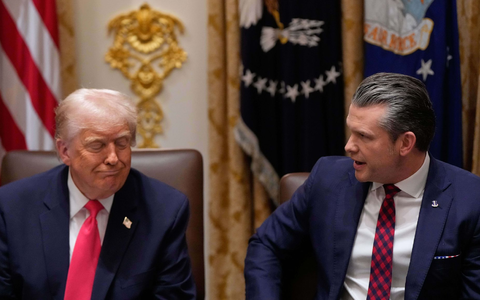Wird Pentagon-Chef Hegseth zunehmend zur innenpolitischen Belastung für Präsident Trump? (Archivbild) - Foto: Julia Demaree Nikhinson/AP/dpa