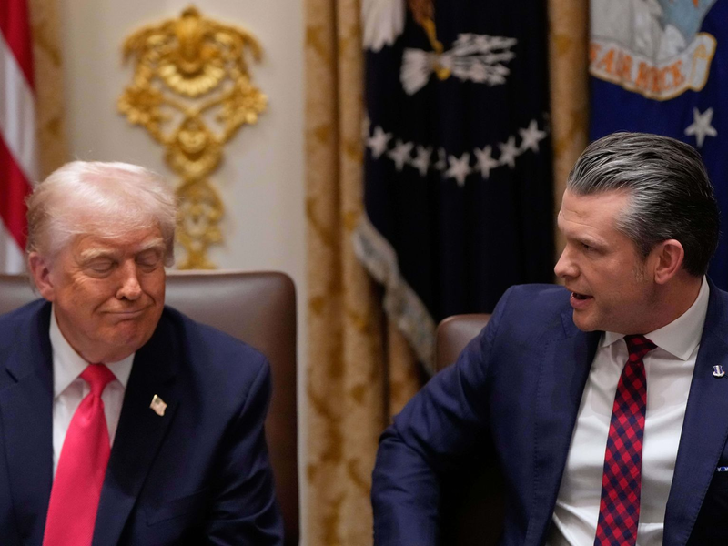 Wird Pentagon-Chef Hegseth zunehmend zur innenpolitischen Belastung für Präsident Trump? (Archivbild) - Foto: Julia Demaree Nikhinson/AP/dpa