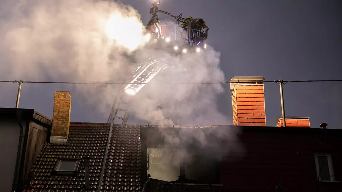 FW LK Neunkirchen: Rauchsäule weist Feuerwehr den Weg - Mehrparteienhaus nach Brand unbewohnbar - Bild: presseportal.de